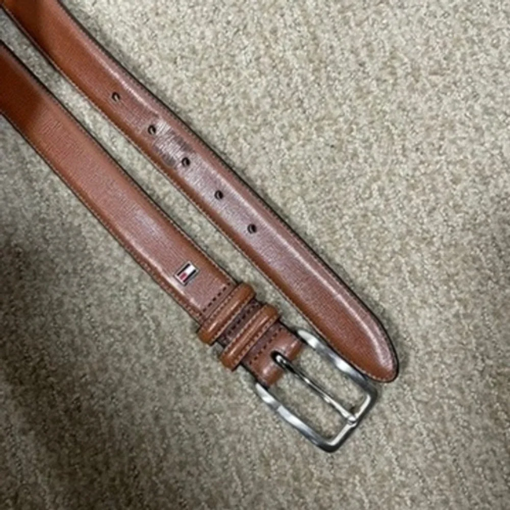 Tommy Hilfiger Leather Belt Men 42 Brown Textured Silver Buckle Preppy Americana